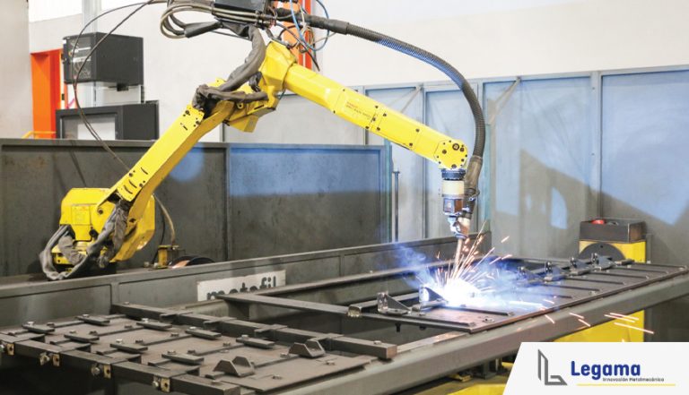 Robot industrial ejecutando procesos de soldadura metalmecánica automatizada sobre estructuras de acero en entorno industrial