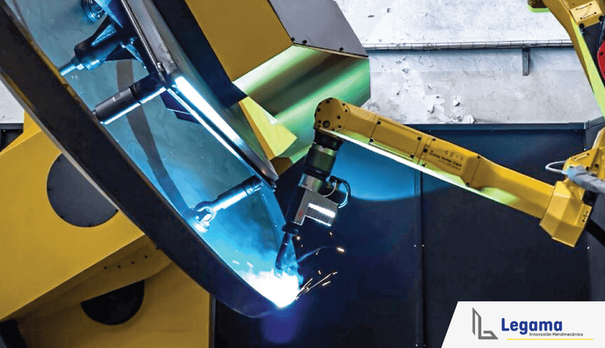 Robot industrial realizando soldadura automatizada para la fabricación de estructuras metálicas con alta precisión y eficiencia